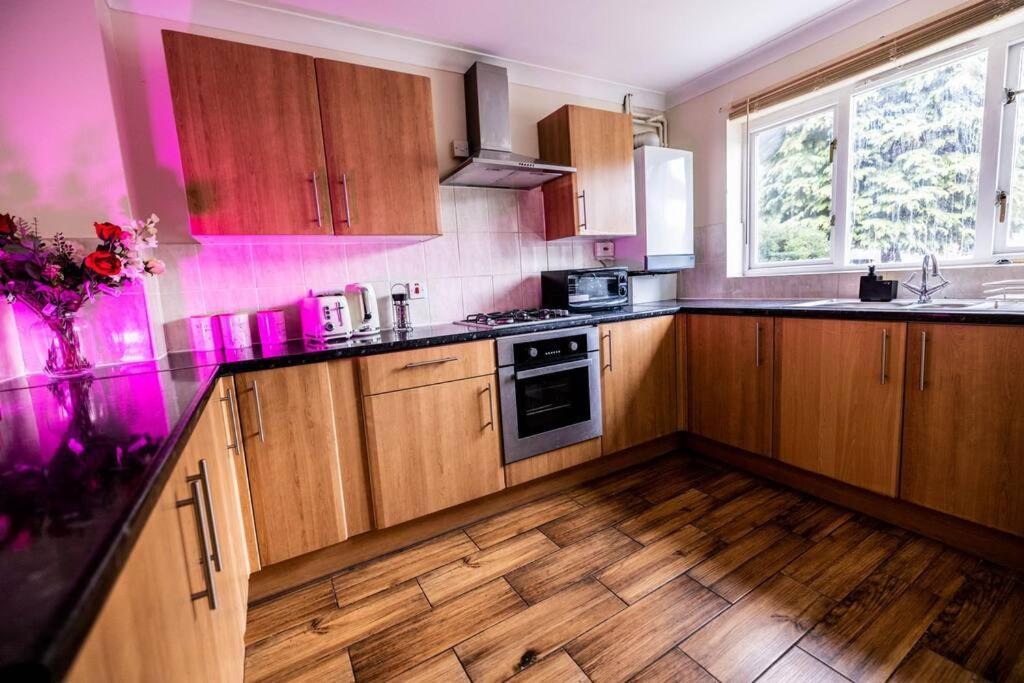 3 Bedrooms House-Sofabed-Parking-Bbqstove-Garden Londen Buitenkant foto