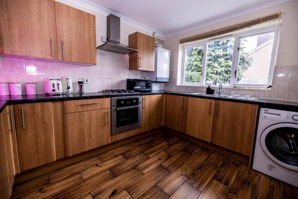 3 Bedrooms House-Sofabed-Parking-Bbqstove-Garden Londen Buitenkant foto